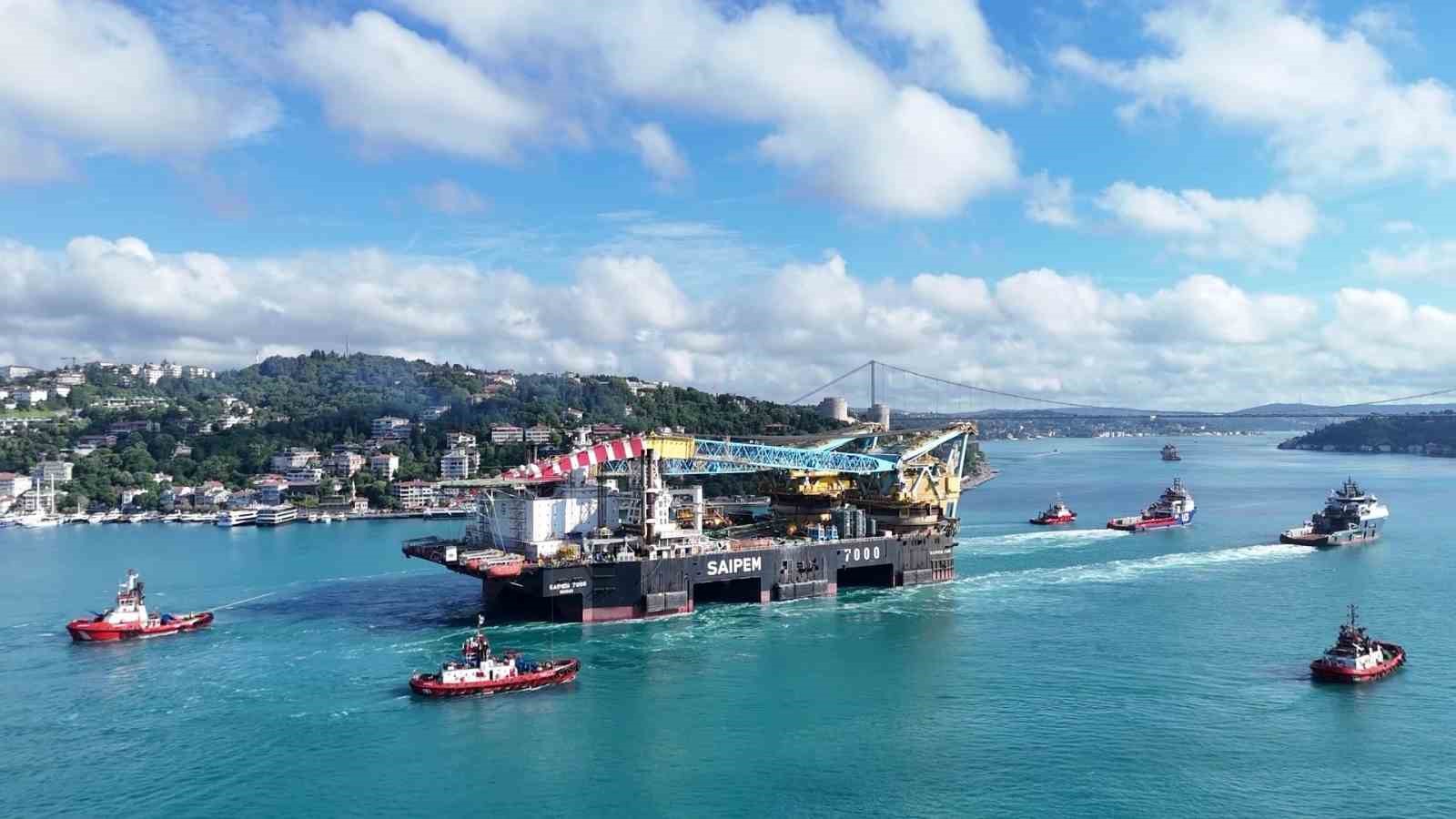 İSTANBUL BOĞAZI’NDAN GEÇEN DEV VİNÇ GEMİSİ HAVADAN GÖRÜNTÜLENDİ