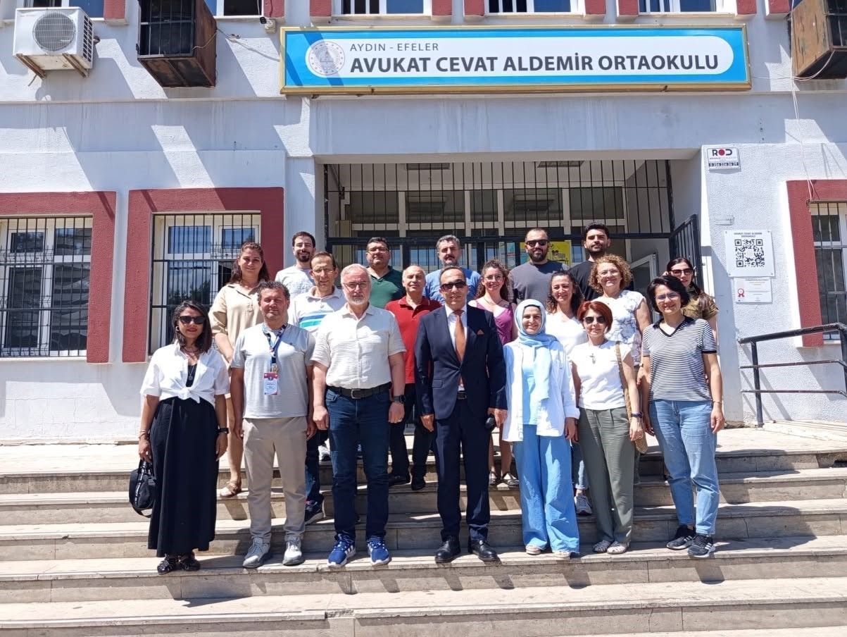 EFELER İLÇE MİLLİ EĞİTİM MÜDÜRÜ ÇOMRUK: "HEDEFİMİZ DEĞERLERİNE SAHİP ÇIKAN NESİLLER YETİŞTİRMEK"