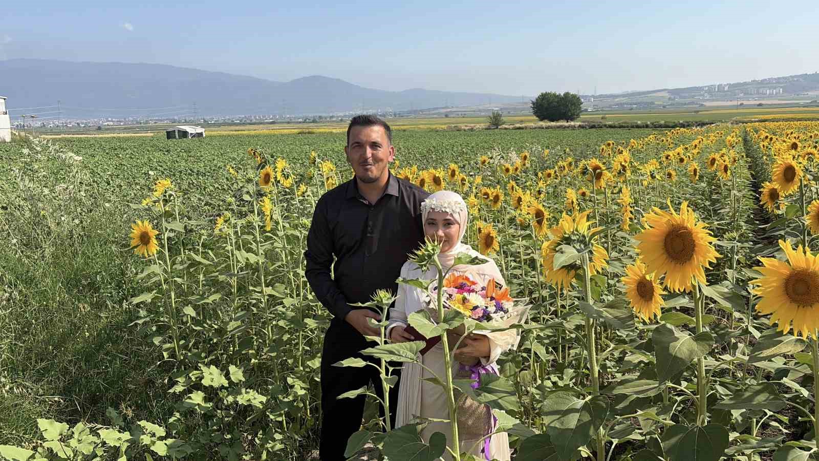 OSMANİYE’DE AYÇİÇEĞİ TARLALARI YENİ EVLİ ÇİFTLERİN GÖZDESİ OLDU