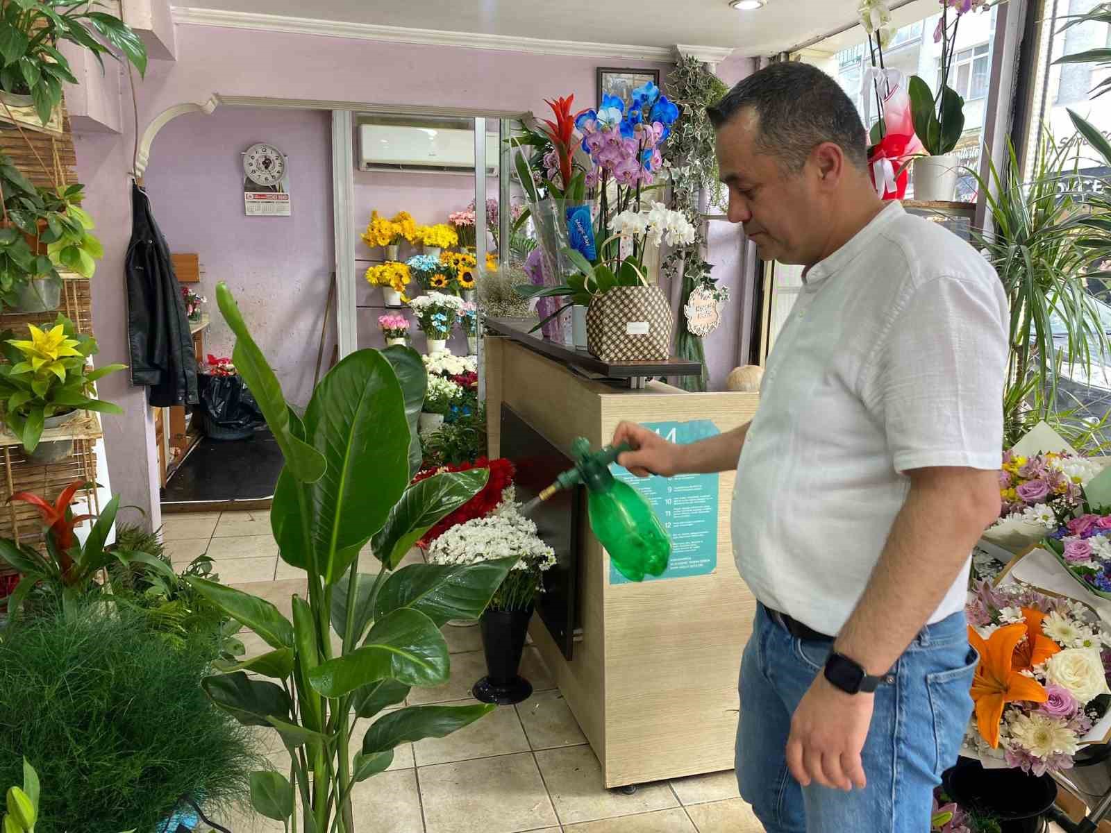 YAZ AYLARINDA ÇİÇEK BAKIMINDA BUNLARA DİKKAT