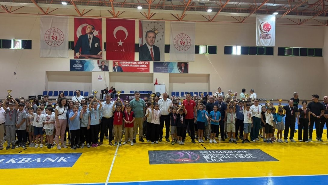 BURHANİYE’DE GELENEKSEL ÇOCUK OYUNLARINDA DERECEYE GİRENLERE ÖDÜLLERİ VERİLDİ