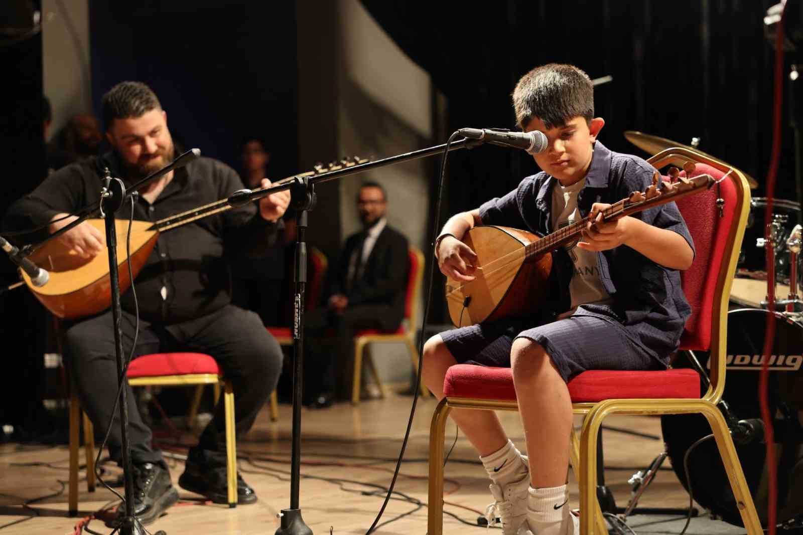 KÖRFEZ’DE SANAT MERKEZİ KURSİYERLERİNDEN YIL SONU KONSERİ
