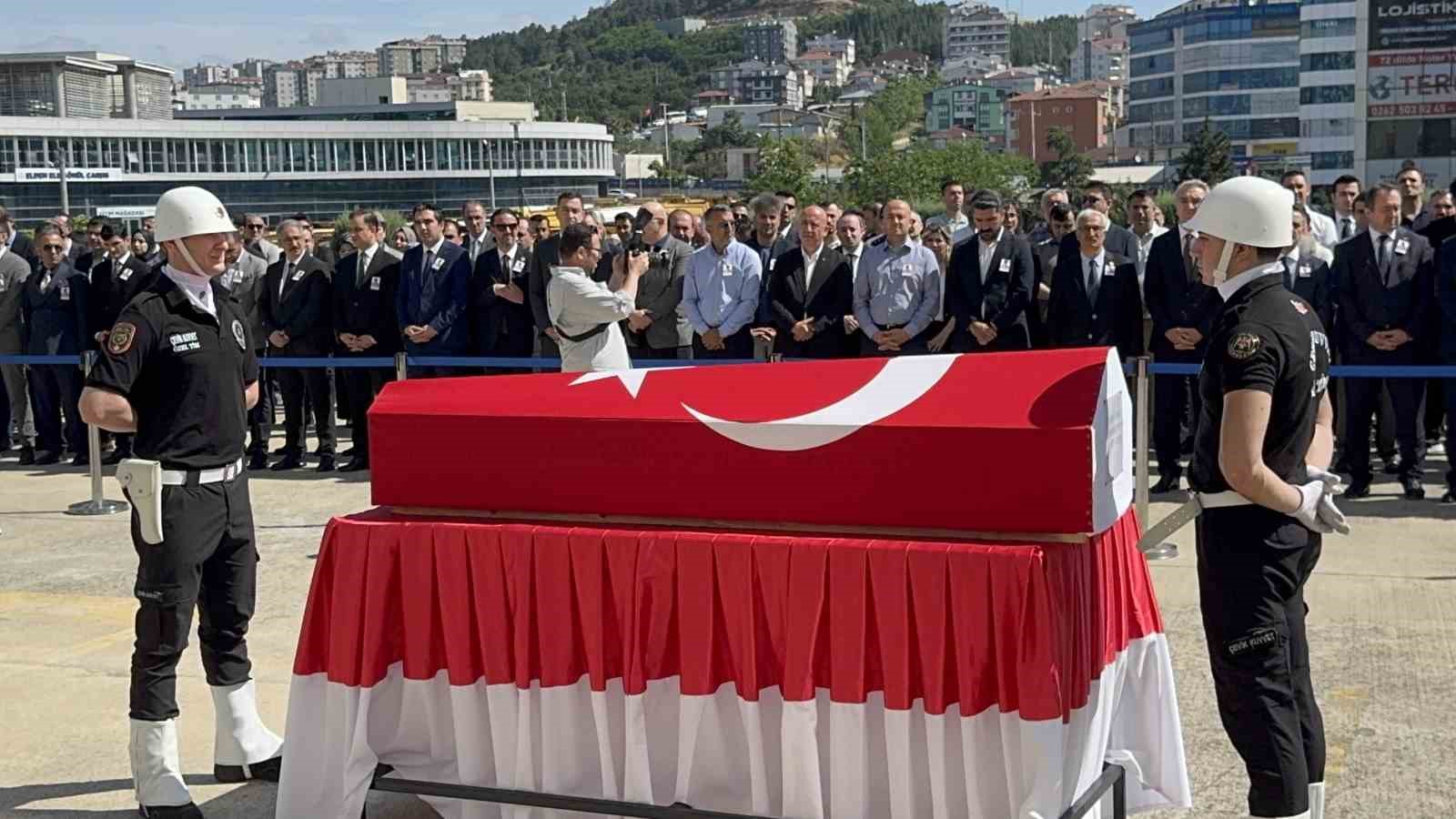 DURUŞMA SIRASINDA HAYATINI KAYBEDEN SAVCI İÇİN DUYGUSAL TÖREN
