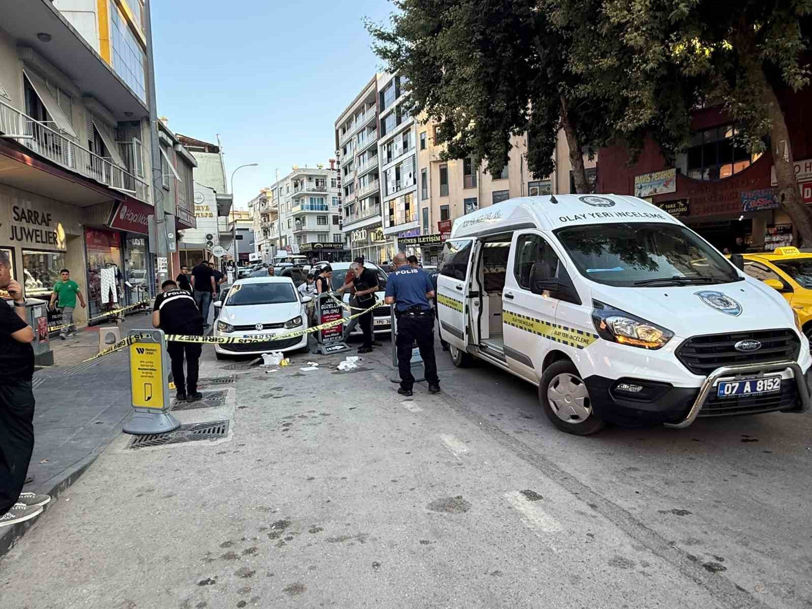 DOĞUM GÜNÜNDE HAYATININ ŞOKUNU YAŞADI: PASTAYLA YANINA GELEN KOCASI GÖZLERİ ÖNÜNDE KURŞUN YAĞMURUNA TUTULDU