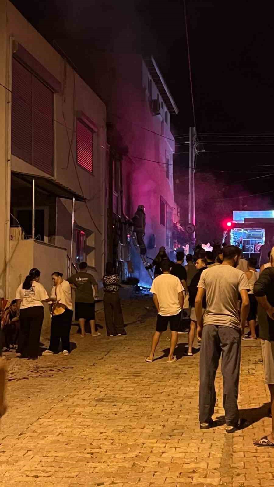 İZMİR’DE BİR OTELDE ÇIKAN YANGINDA PATLAMA SESİ PANİĞE NEDEN OLDU