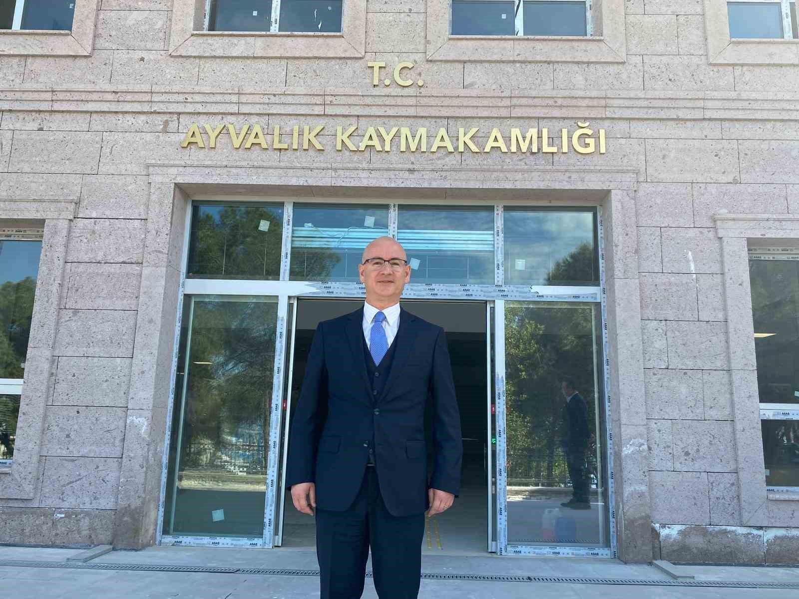AYVALIK’IN SEVİLEN KAYMAKAMI HASAN YAMAN BERGAMA KAYMAKAMLIĞINA ATANDI