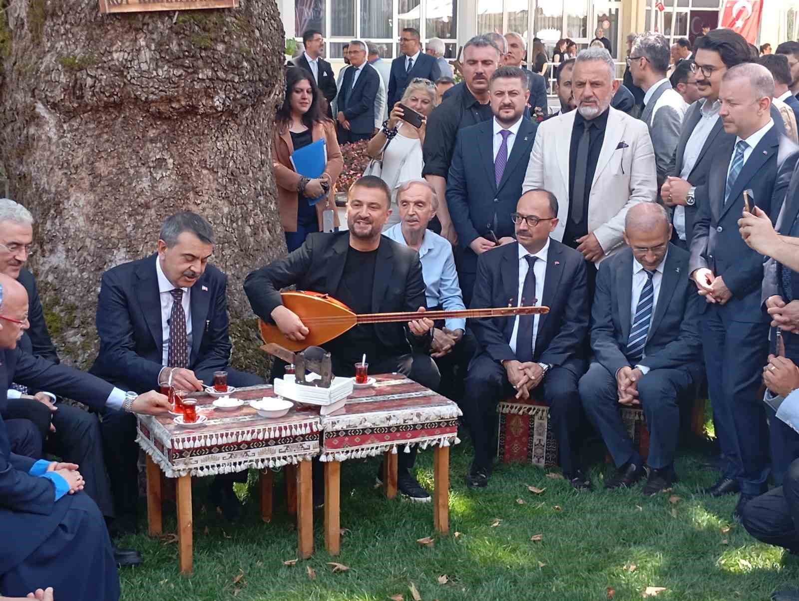 BAKAN TEKİN BURSA’DA ÇINAR ALTINDA TÜRKÜ SÖYLEDİ, ANADOLU PEYNİRLERİNİ TATTI