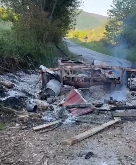 KASTAMONU’DA PARK HALİNDEKİ KARAVAN İLE İŞ MAKİNESİ YANDI