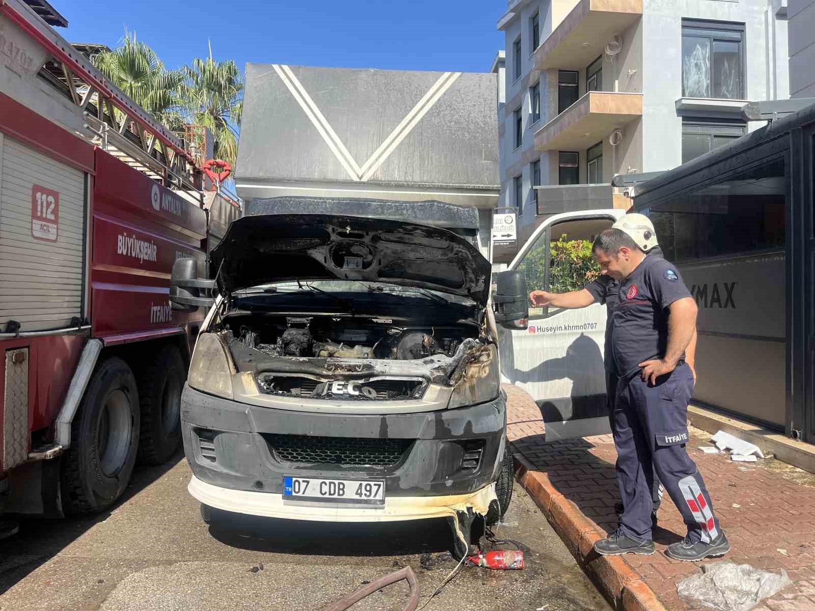 PARK HALİNDEKİ NAKLİYE KAMYONUNDA MOTOR YANGINI
