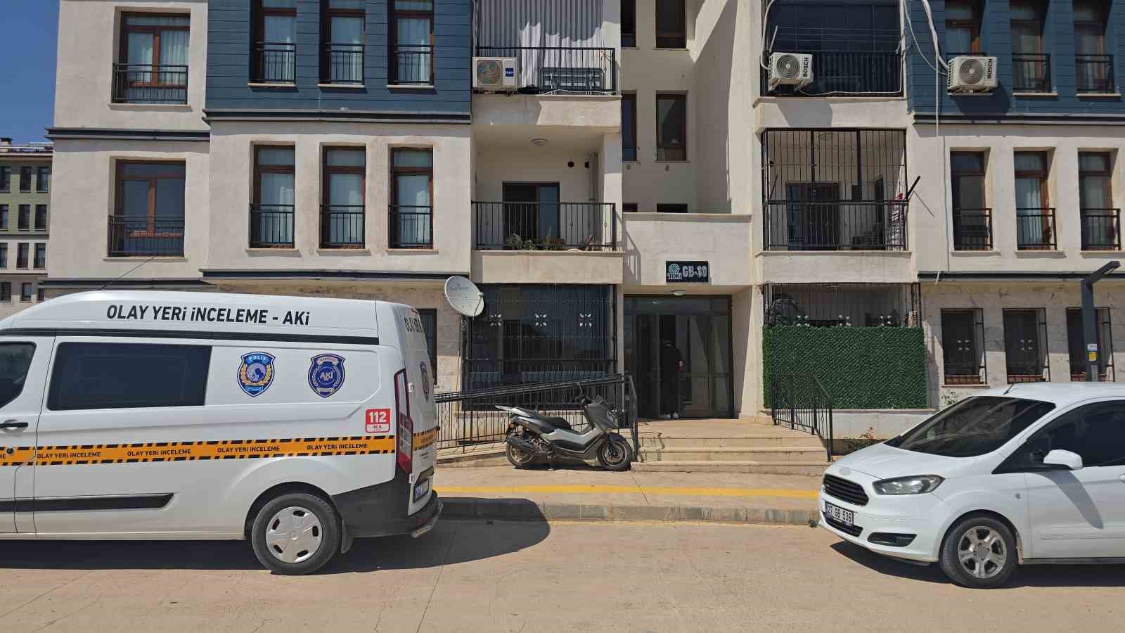 EVİNDE SİLAHLA VURULMUŞ HALDE BULUNAN KADIN KURTARILAMADI