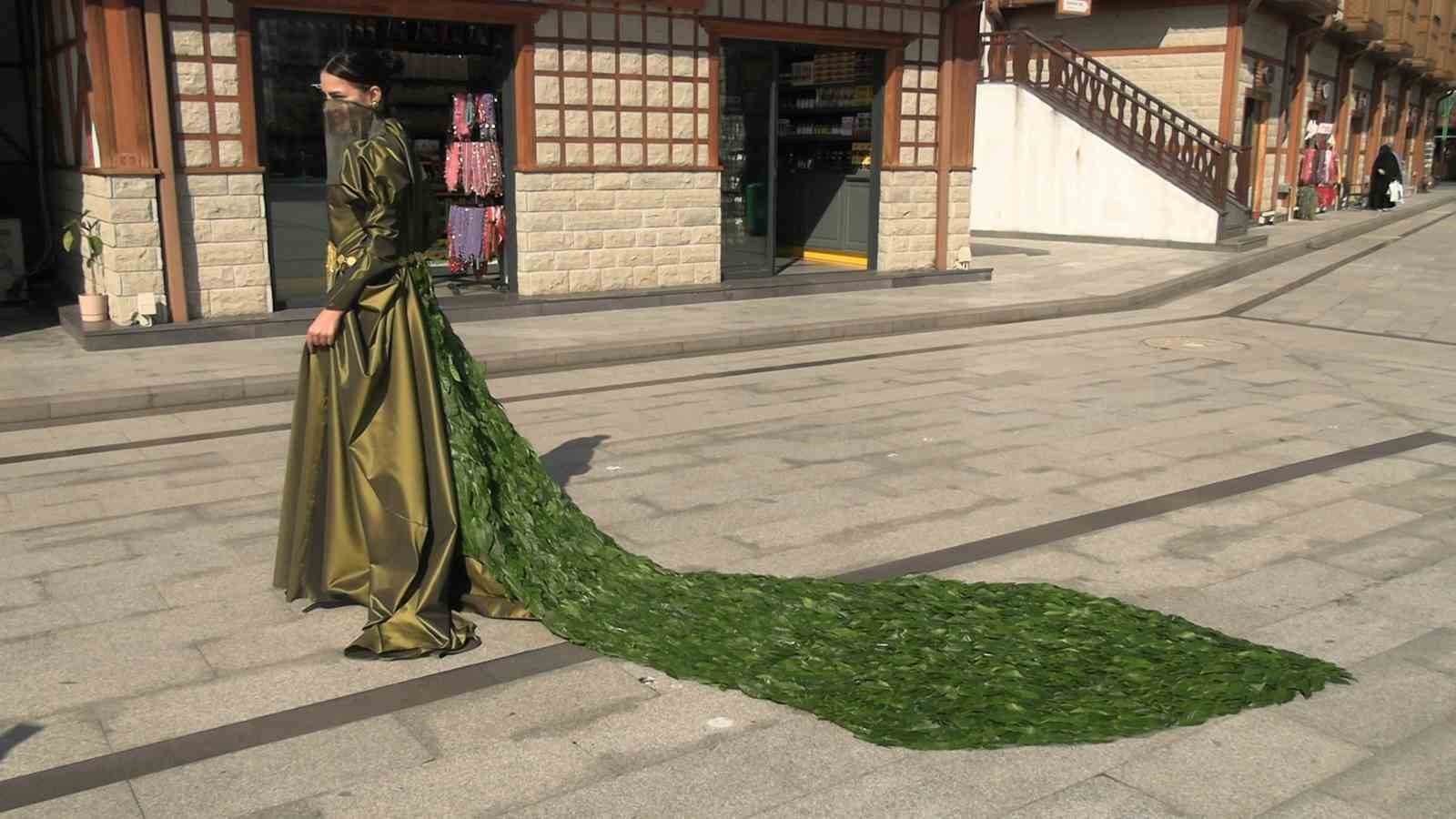 İRANLI ÖĞRENCİ 5 BİN ÇAY YAPRAĞI KULLANARAK ELBİSE TASARLADI