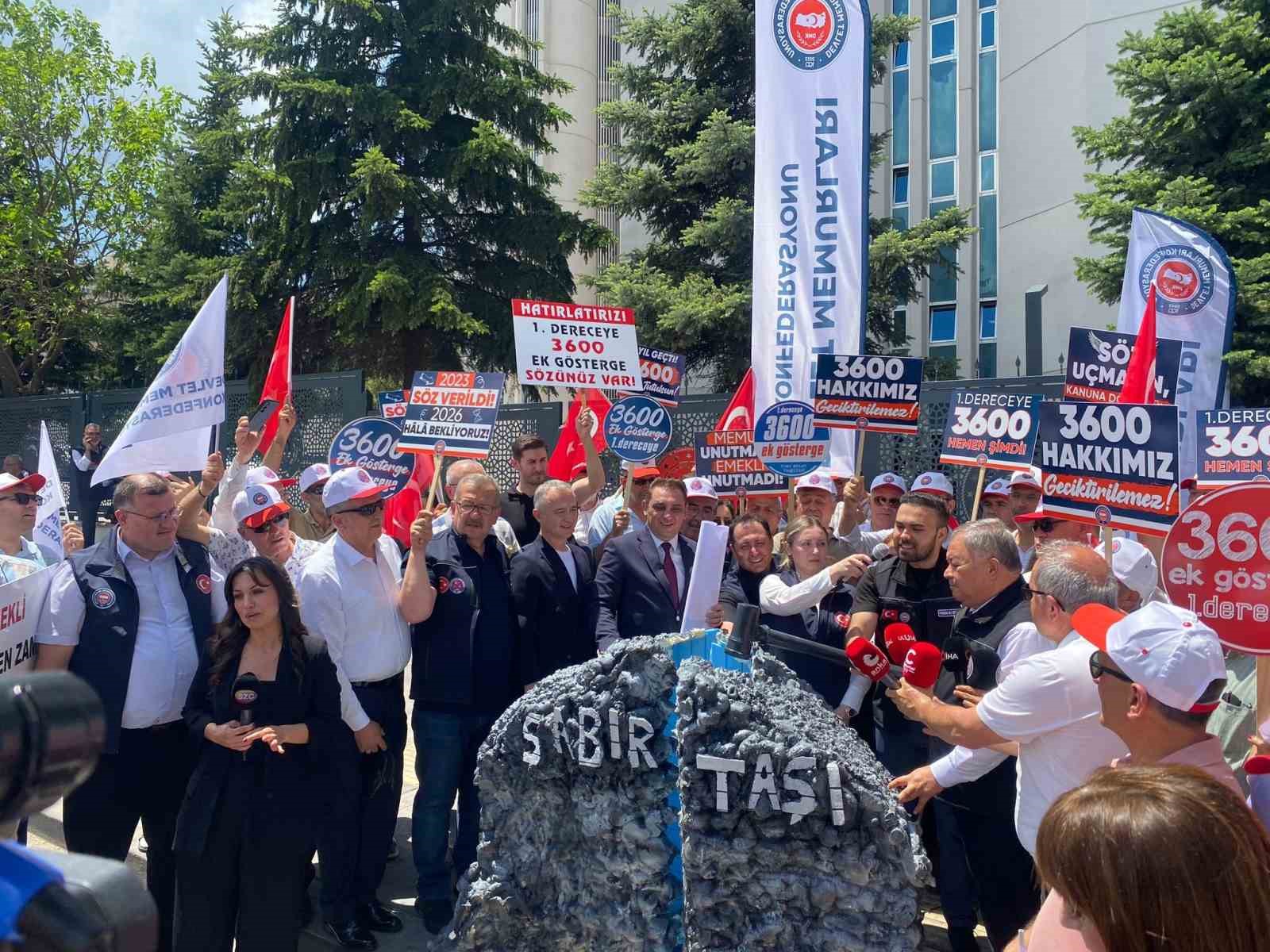 MEMURLAR TALEPLERİNİ "SABIR TAŞI" İLE DİLE GETİRDİ