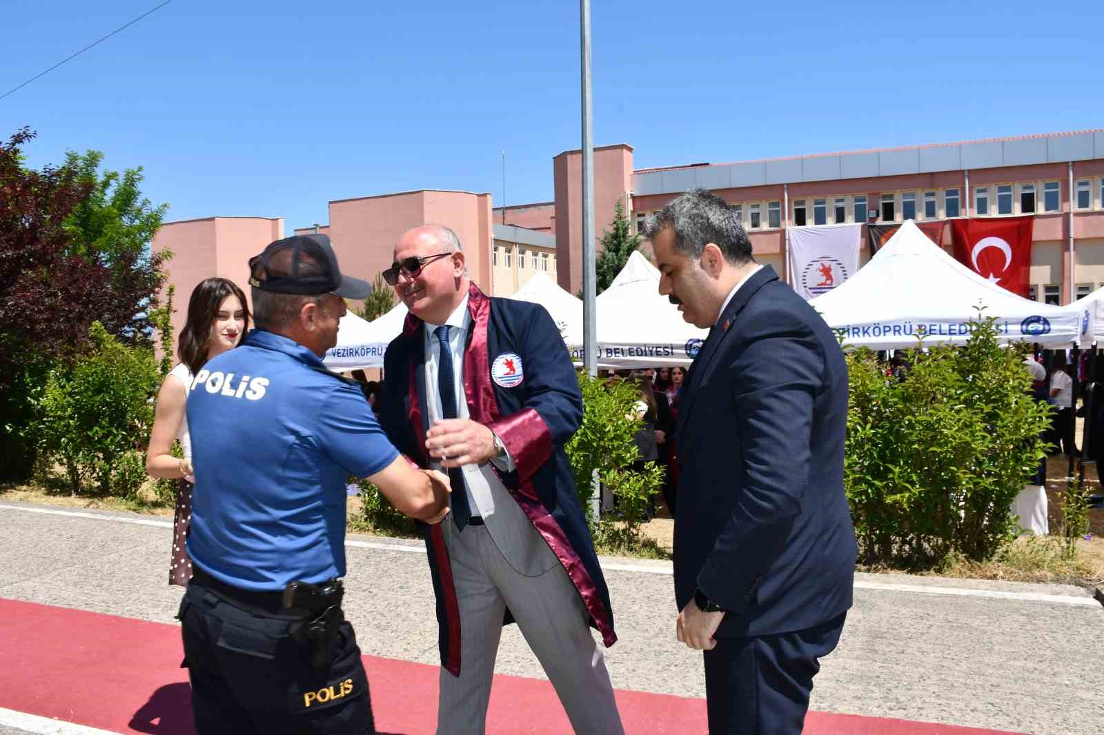 EĞİTİMİN YAŞI YOK: 56 YAŞINDA DİPLOMA ALDI