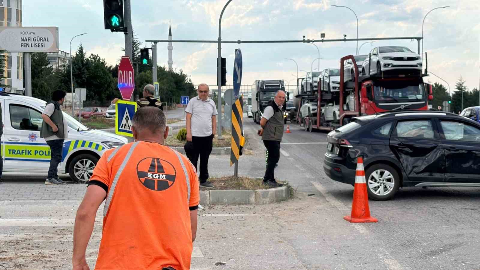 KÜTAHYA’DA İKİ OTOMOBİL ÇARPIŞTI: 5 YARALI