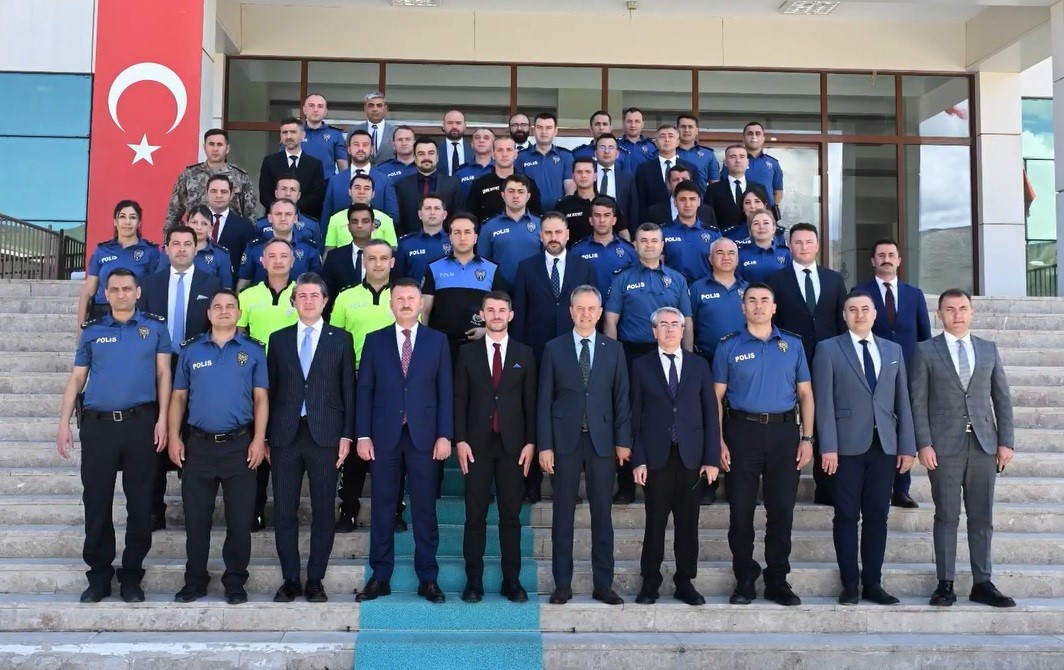 ERZİNCAN’DA TERFİ EDEN EMNİYET PERSONELİNE YENİ RÜTBELERİ TAKILDI