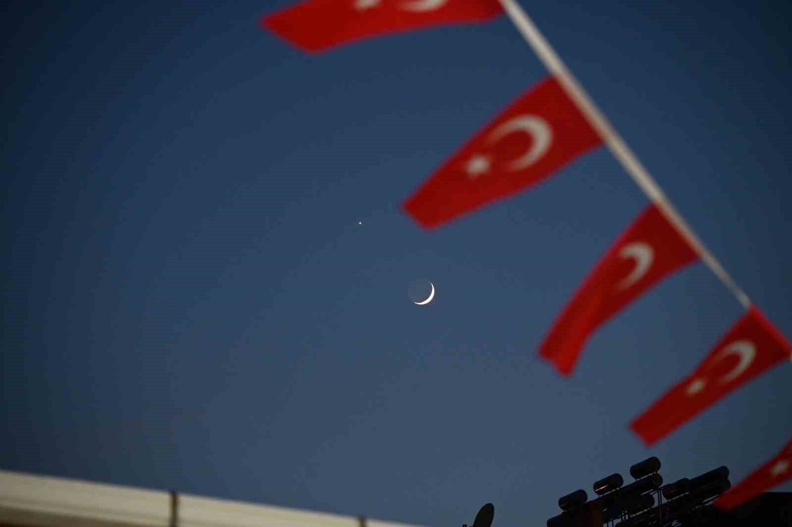 DEMİRCİ SEMALARINDA MEST EDEN GÖRÜNTÜ: HİLAL VE YILDIZ YAN YANA