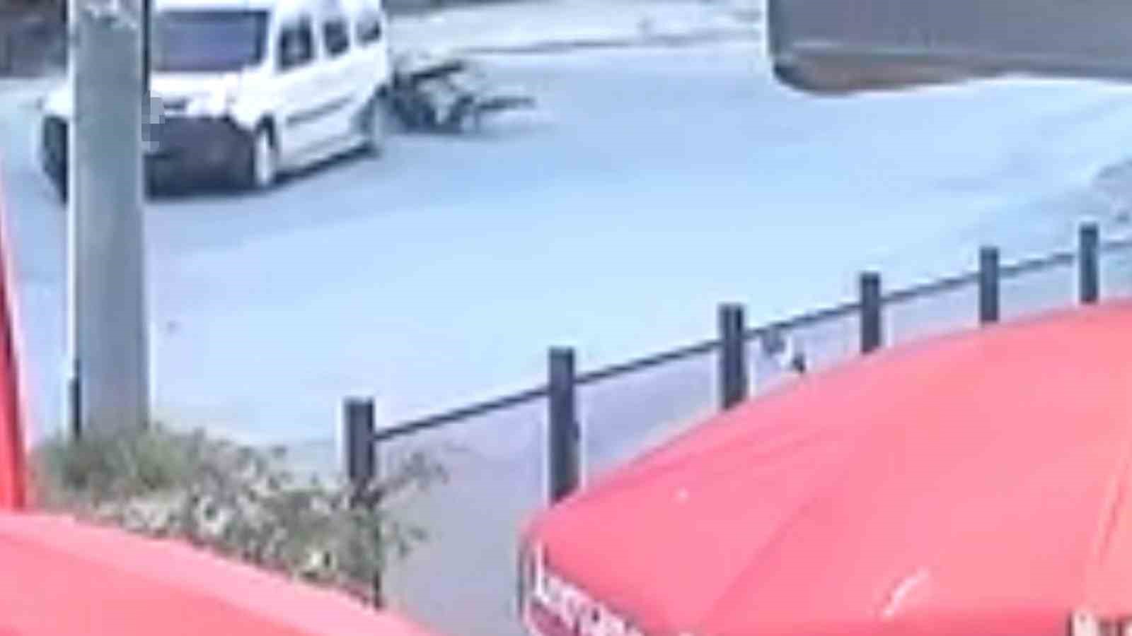 HAFİF TİCARİ ARAÇ İLE ÇARPIŞAN MOTOSİKLETİN SÜRÜCÜSÜ YARALANDI