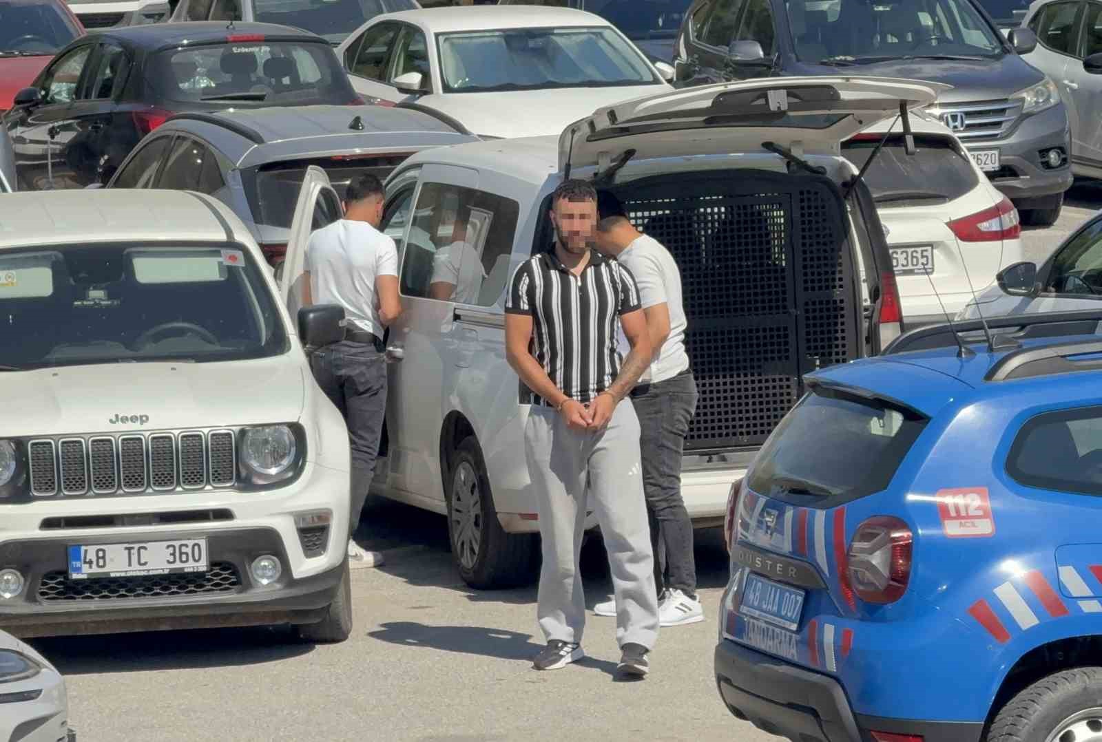 BODRUM’DA SOKAK ORTASINDA RASTGELE ATEŞ AÇAN ŞAHIS TUTUKLANDI