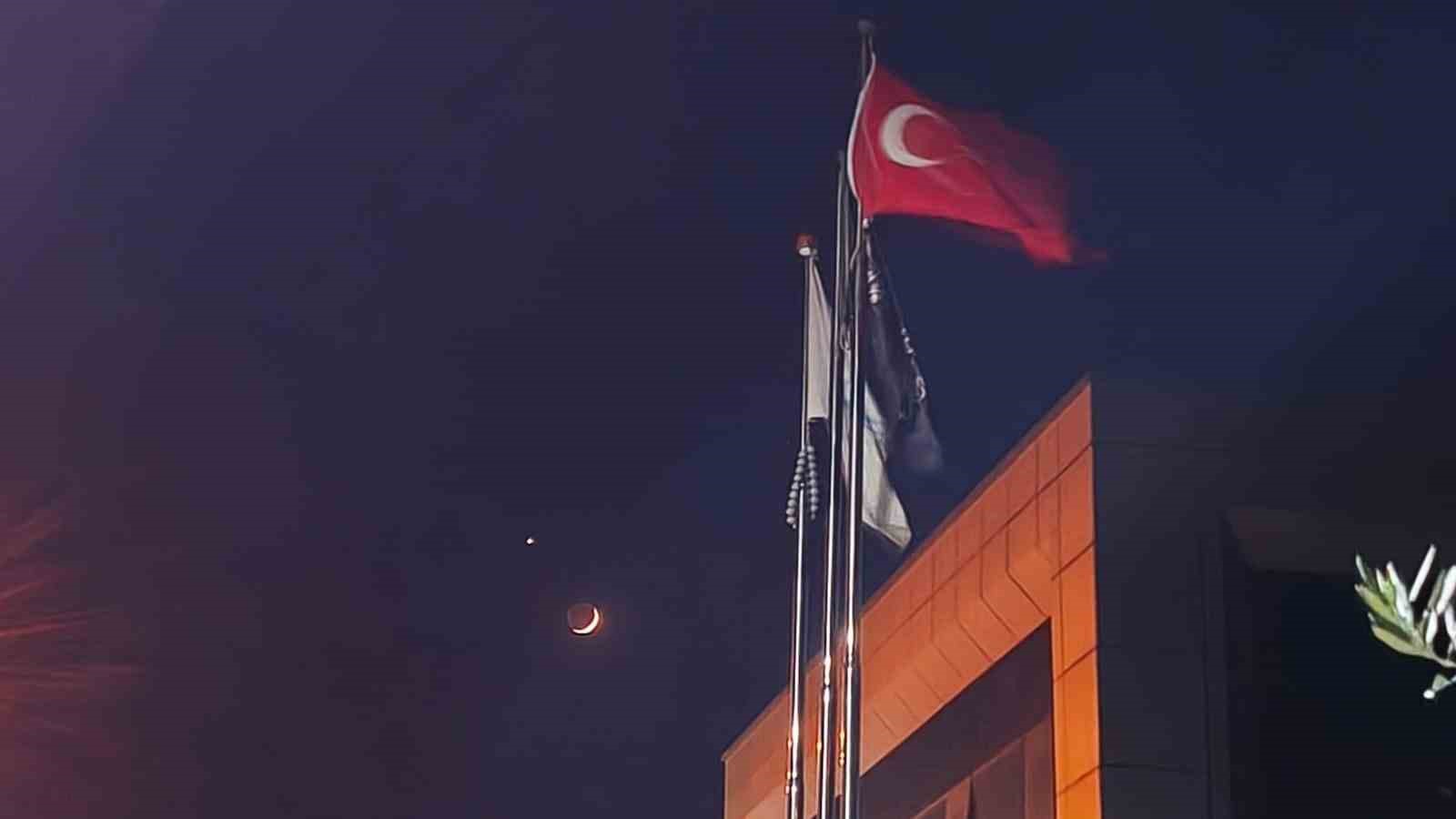 TÜRK BAYRAĞI İLE AY VE YILDIZ AYNI KAREDE