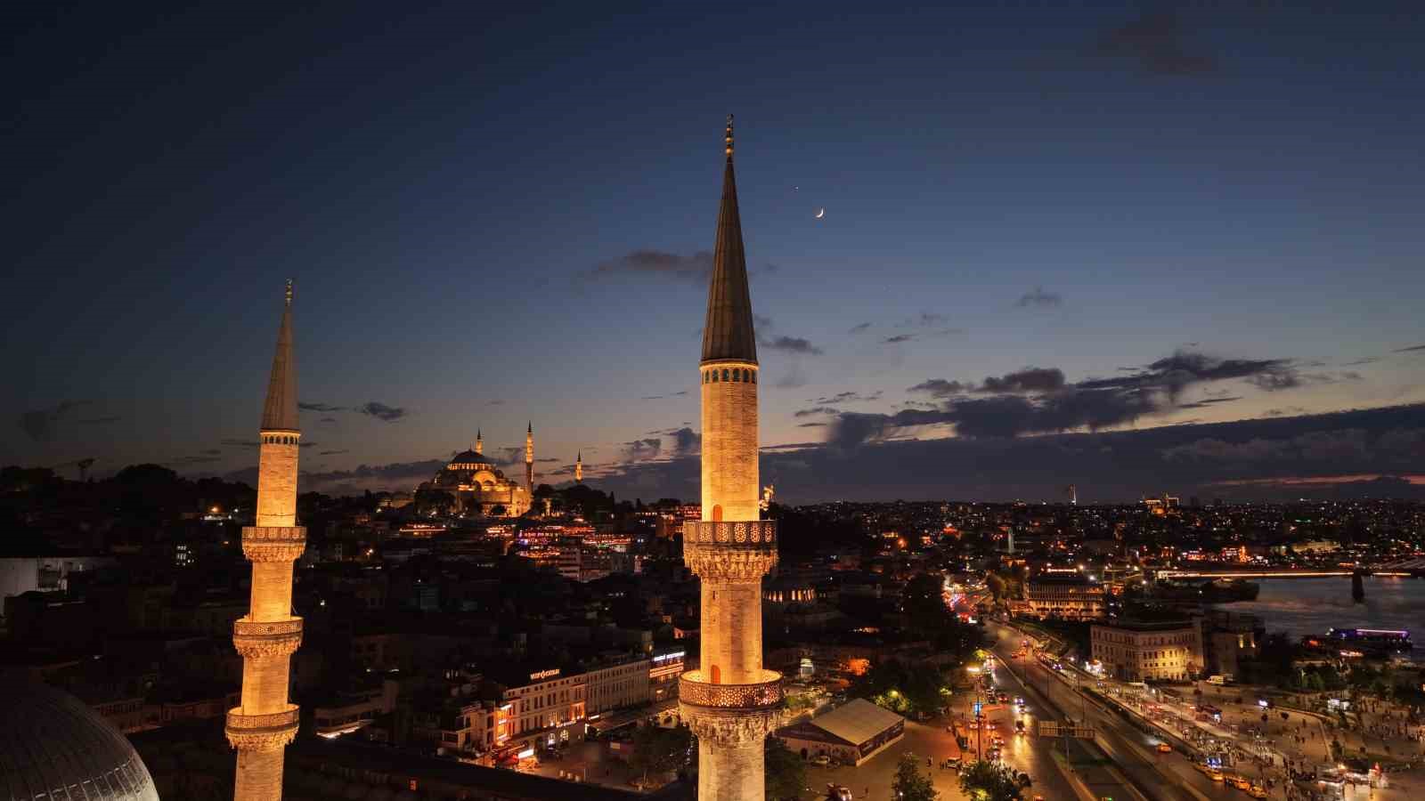 İSTANBUL SEMALARINDA AY YILDIZ GÖZ KAMAŞTIRDI