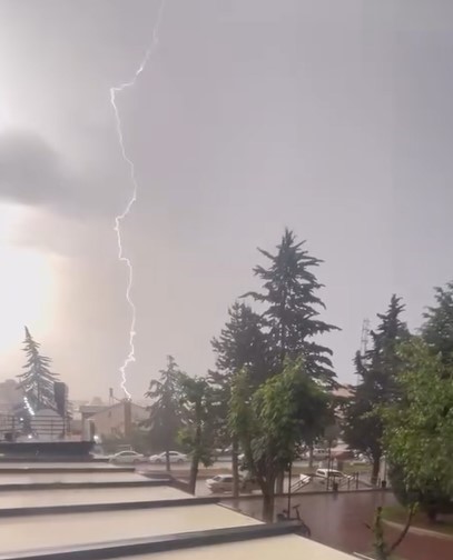 KASTAMONU’DA ALEV ALEV YANAN JİMNASTİK SALONUNA YILDIRIMIN DÜŞME ANI KAMERADA