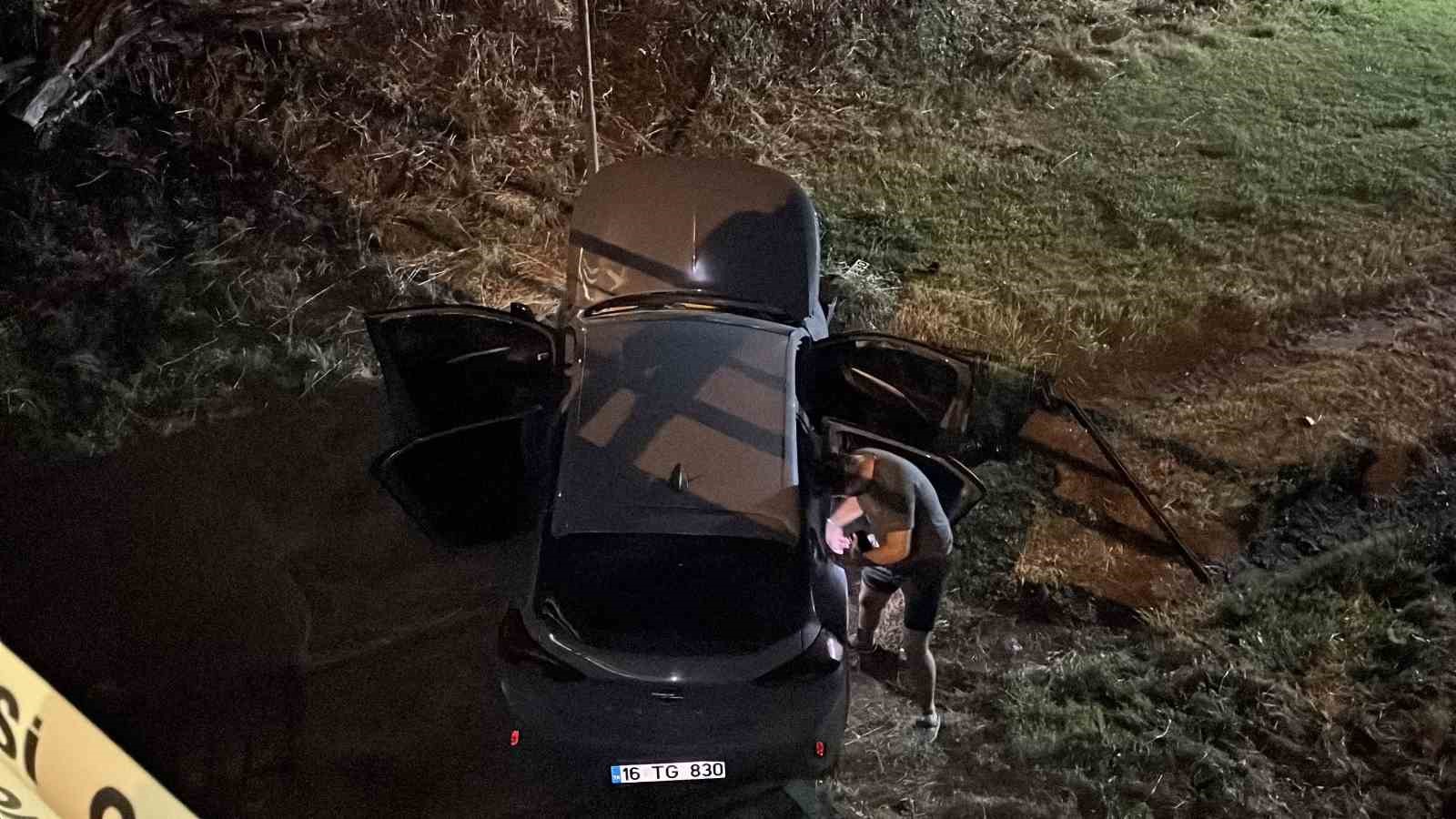NAVİGASYON YANLIŞ YOLU GÖSTERDİ, DEREYE UÇTU: 1 YARALI