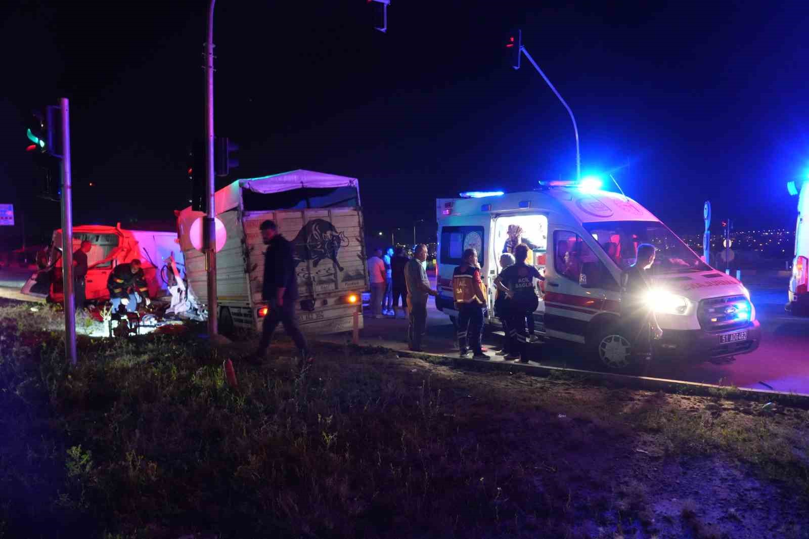 NİĞDE’DE 3 ARACIN ÇARPIŞTIĞI KAZADA 1’İ AĞIR 10 KİŞİ YARALANDI