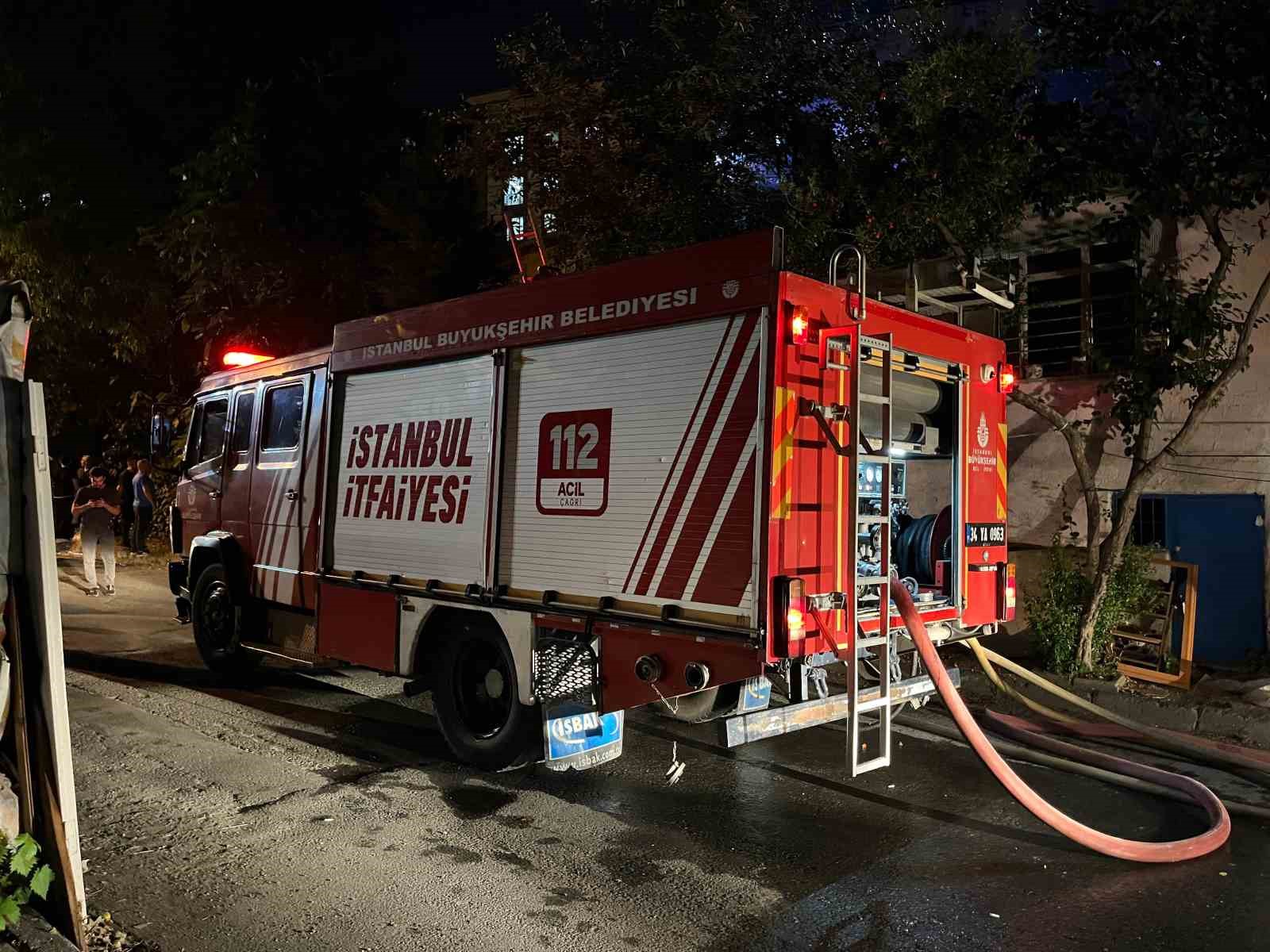 GAZİOSMANPAŞA’DA GECEKONDU ALEV ALEV YANDI