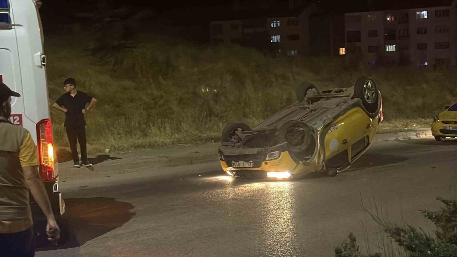 VİRAJI ALAMAYAN TİCARİ TAKSİ TERS DÖNDÜ: 2 YOLCU YARALANDI