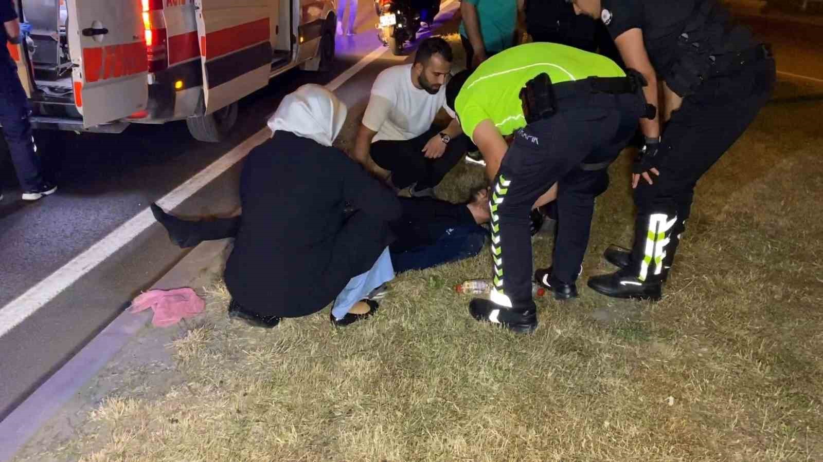DEVRİLEN MOTOSİKLETTEN DÜŞEN GENÇ YARALANDI, ANNESİ YANINDAN AYRILMADI