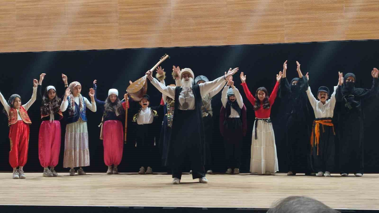 DEDE KORKUT HİKÂYELERİ MURADİYE’DE SAHNELENDİ