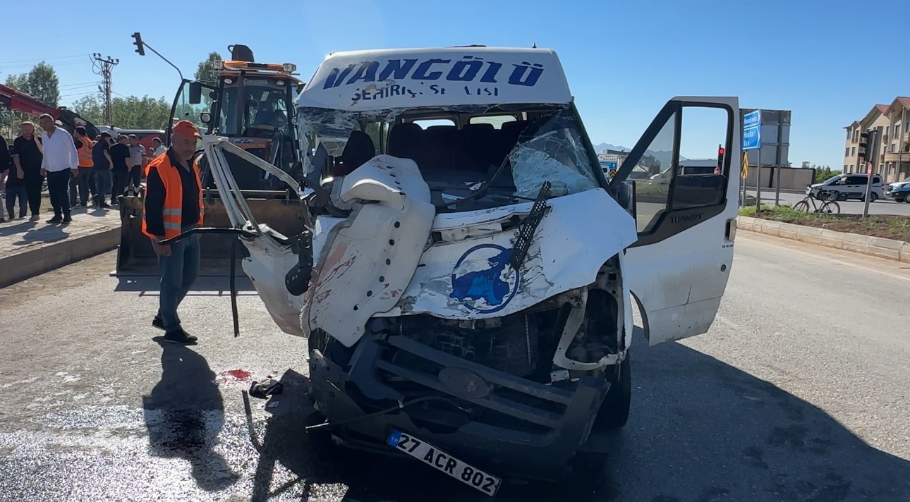 YÜKSEKOVA’DA YOLCU MİNİBÜSÜ İLE KAMYON ÇARPIŞTI: 2 ÖLÜ, 3 YARALI