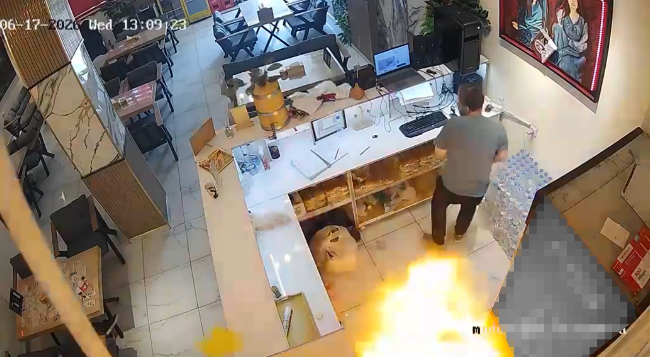 YÜKSEKOVA’DA KAFEDE MUTFAK TÜPÜ PATLADI: OLAY ANI KAMERADA