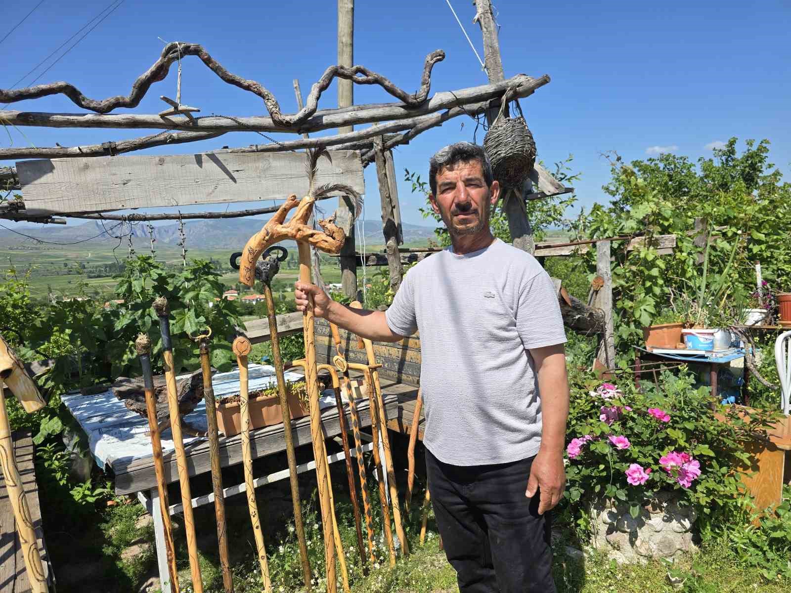 AHŞAP OYMACILIĞI SAYESİNDE SİGARA VE KAHVEHANE ALIŞKANLIĞINDAN KURTULDU
