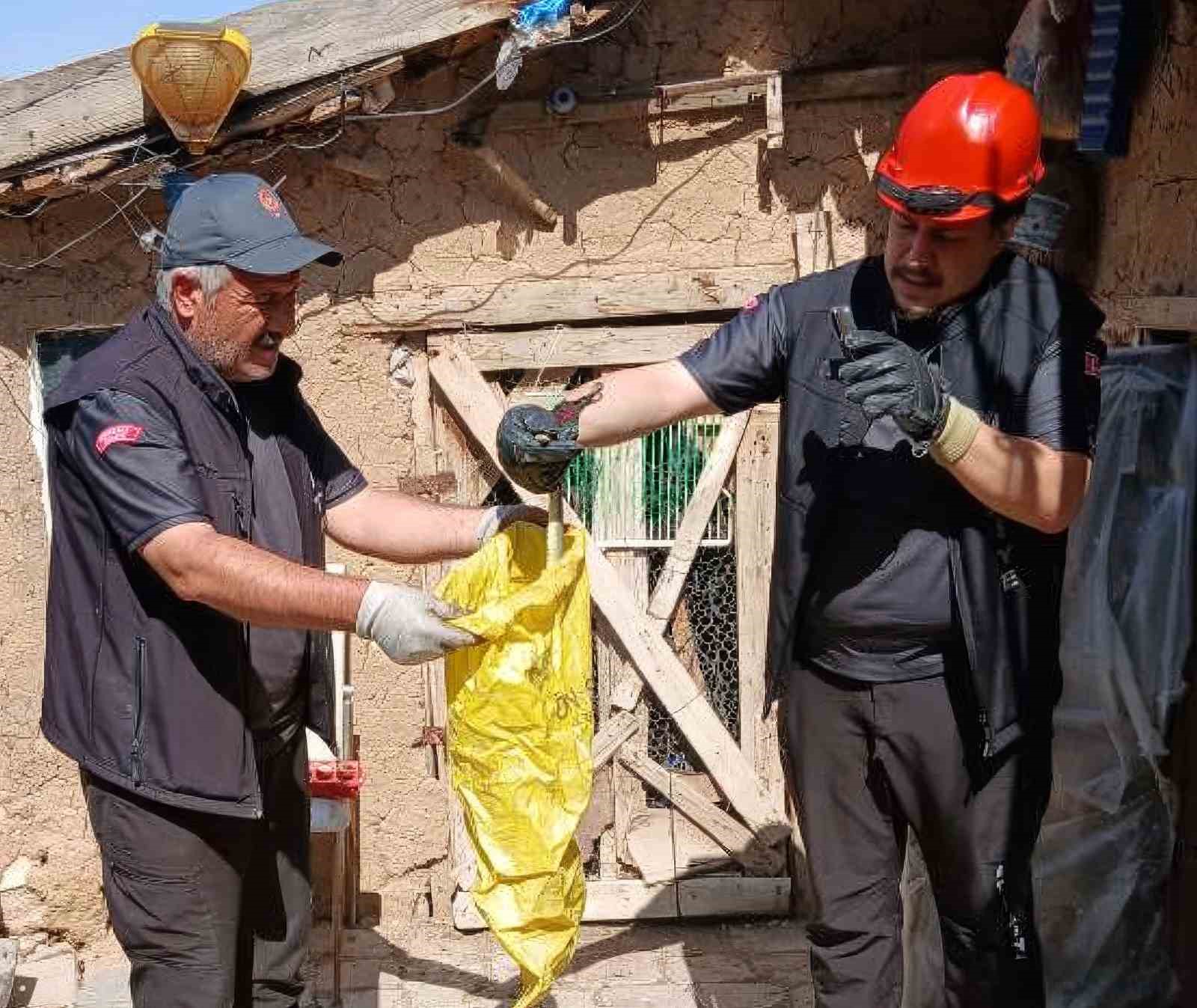 KIRIKKALE’DE KÜMESE GİREN YILANI İTFAİYE ÇIKARDI