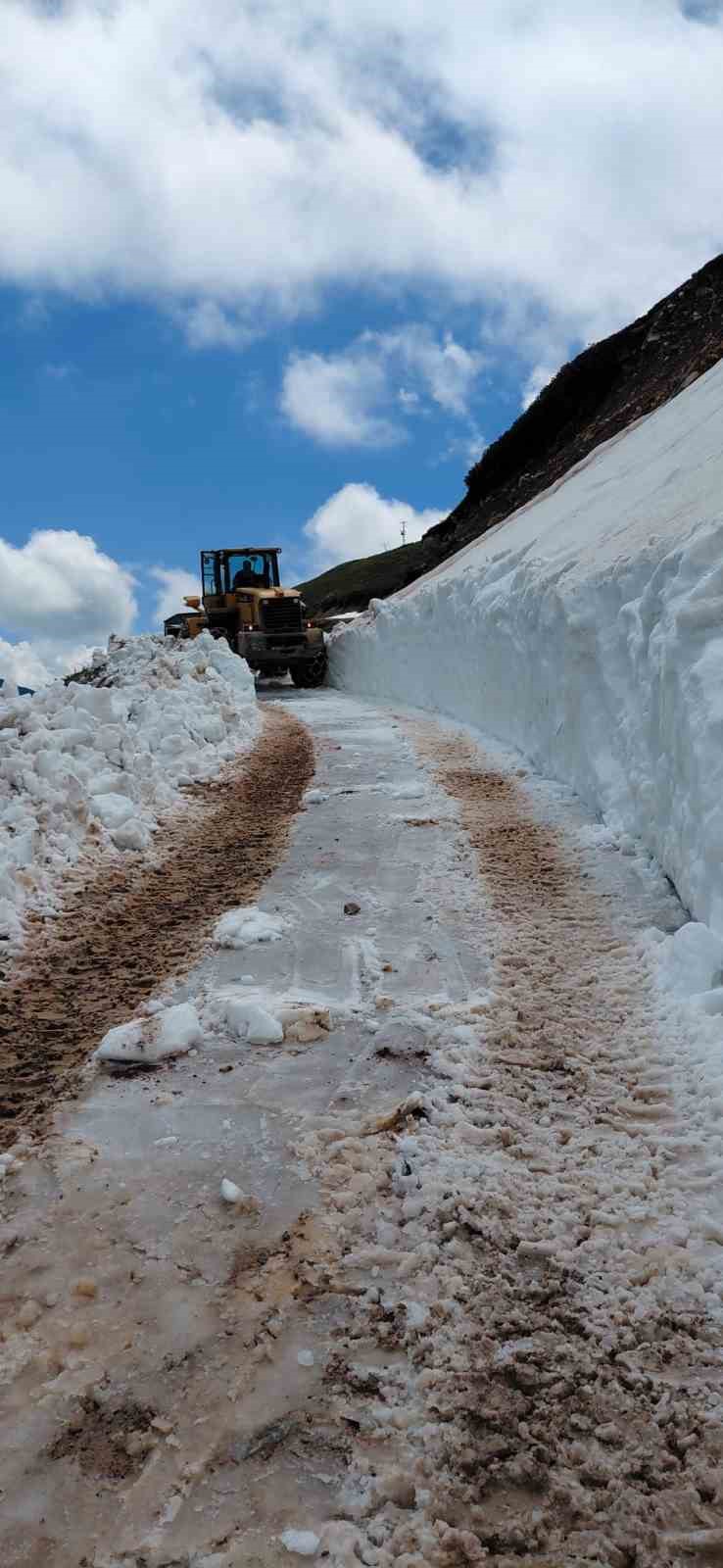 RİZE’DE HAZİRAN AYINDA KAR VE ÇIĞ TEMİZLEME ÇALIŞMASI
