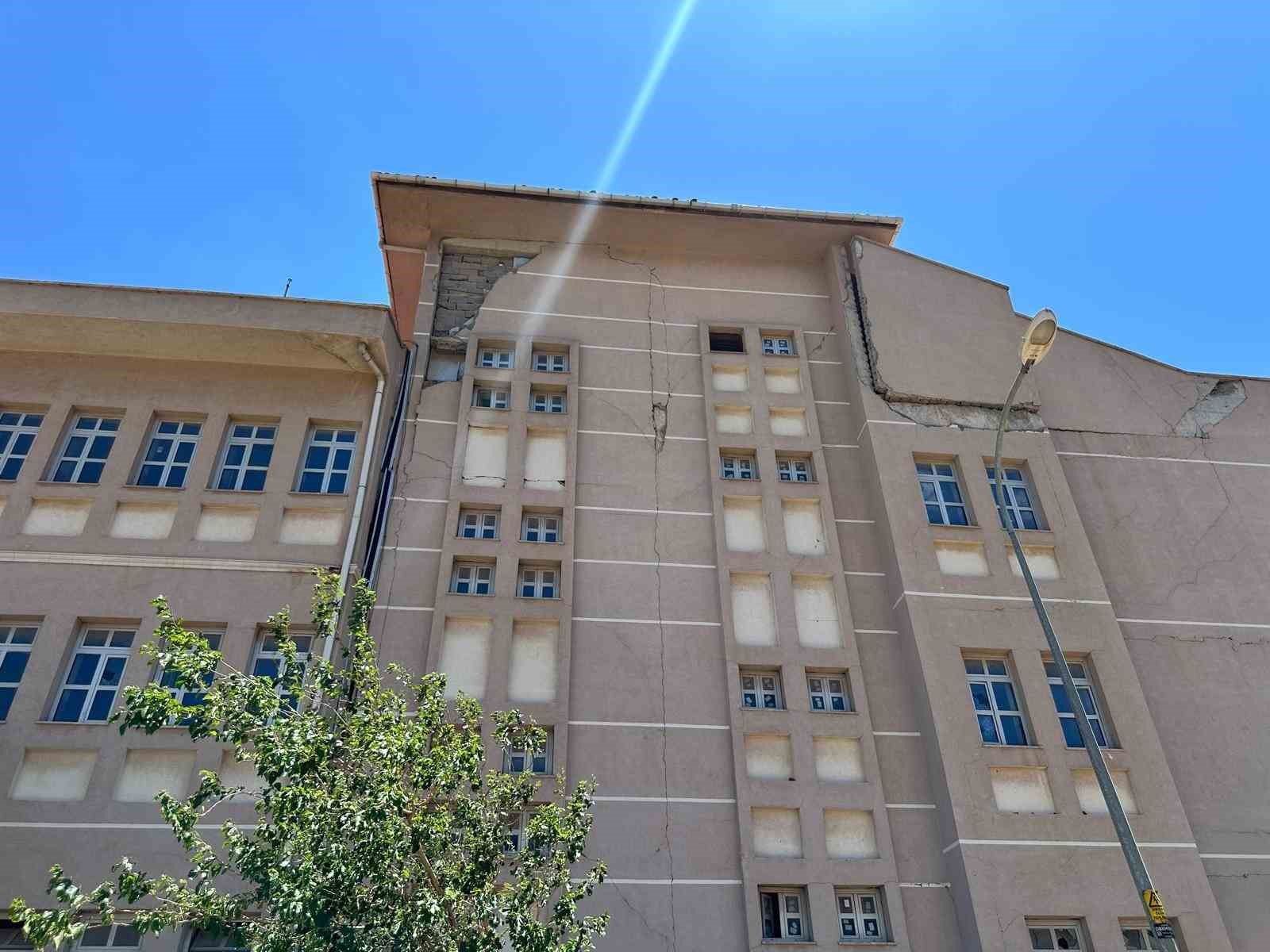 DEPREMDE AĞIR HASAR ALDIKTAN SONRA YIKILMAYAN OKUL TEHLİKE SAÇIYOR