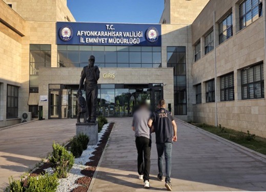 FETÖ’DEN HAPİS CEZASIYLA ARANAN ŞAHSI POLİS YAKALADI