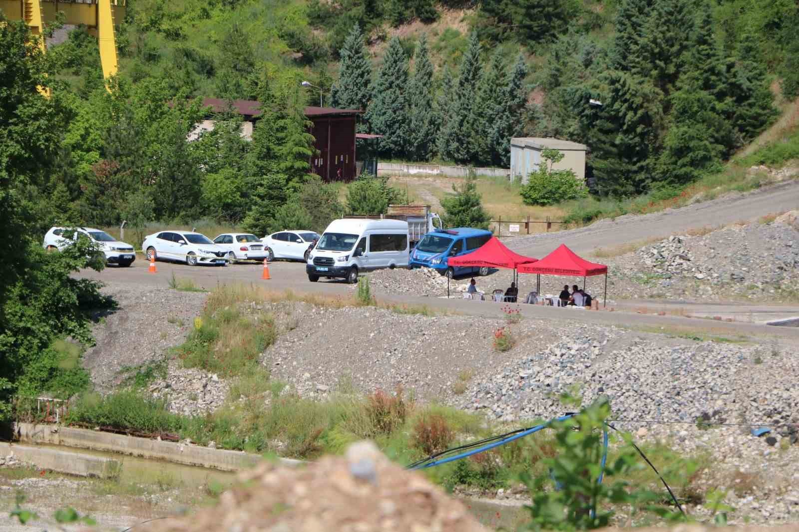 BOLU’DAKİ MADEN GÖÇÜĞÜNDE HAYATINI KAYBEDEN İŞÇİYİ ÇIKARMA ÇALIŞMALARI 26. SAATİNDE SÜRÜYOR