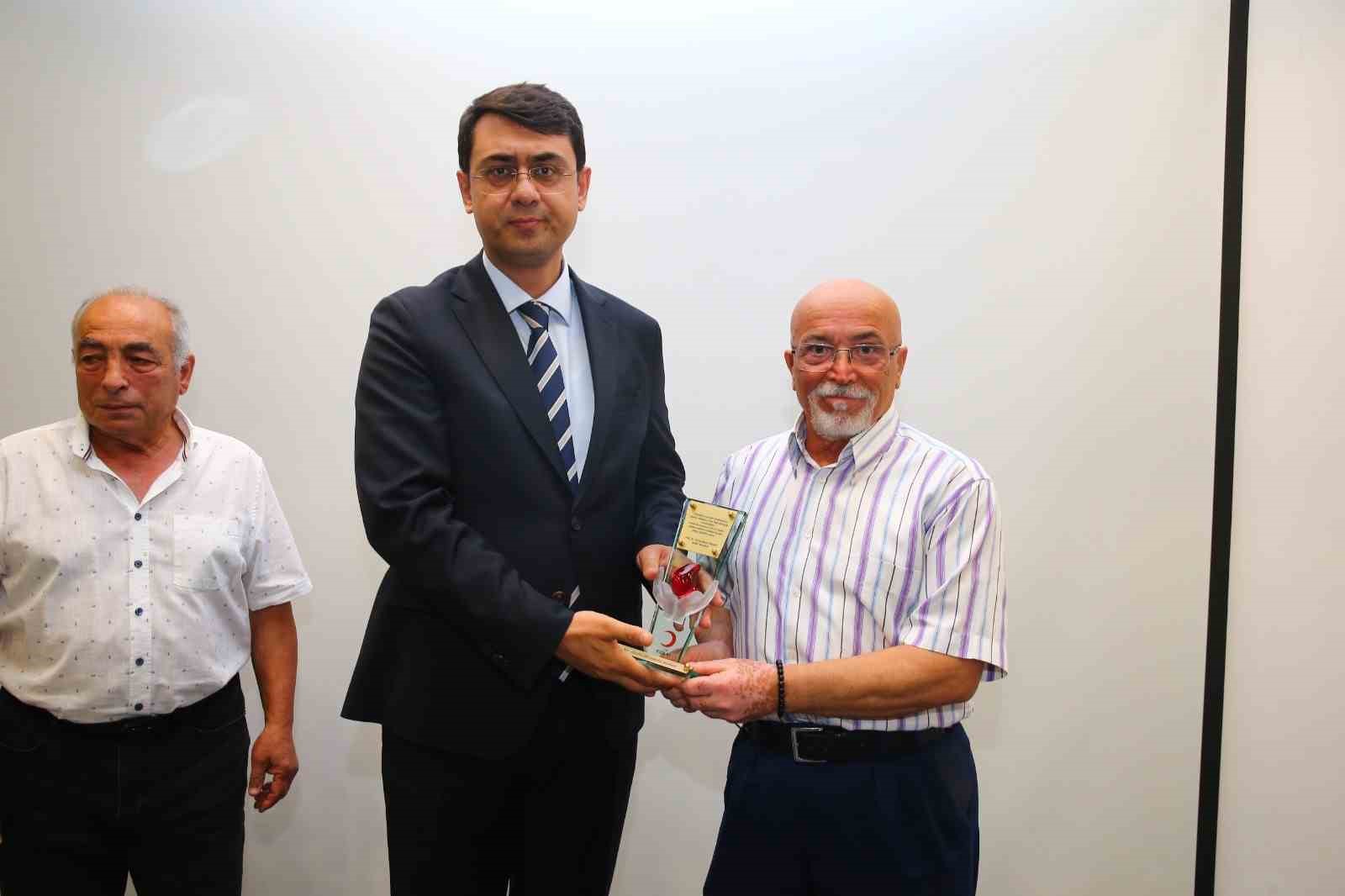 UŞAK’TA KAN BAĞIŞÇILARINA PLAKET TAKTİM EDİLDİ