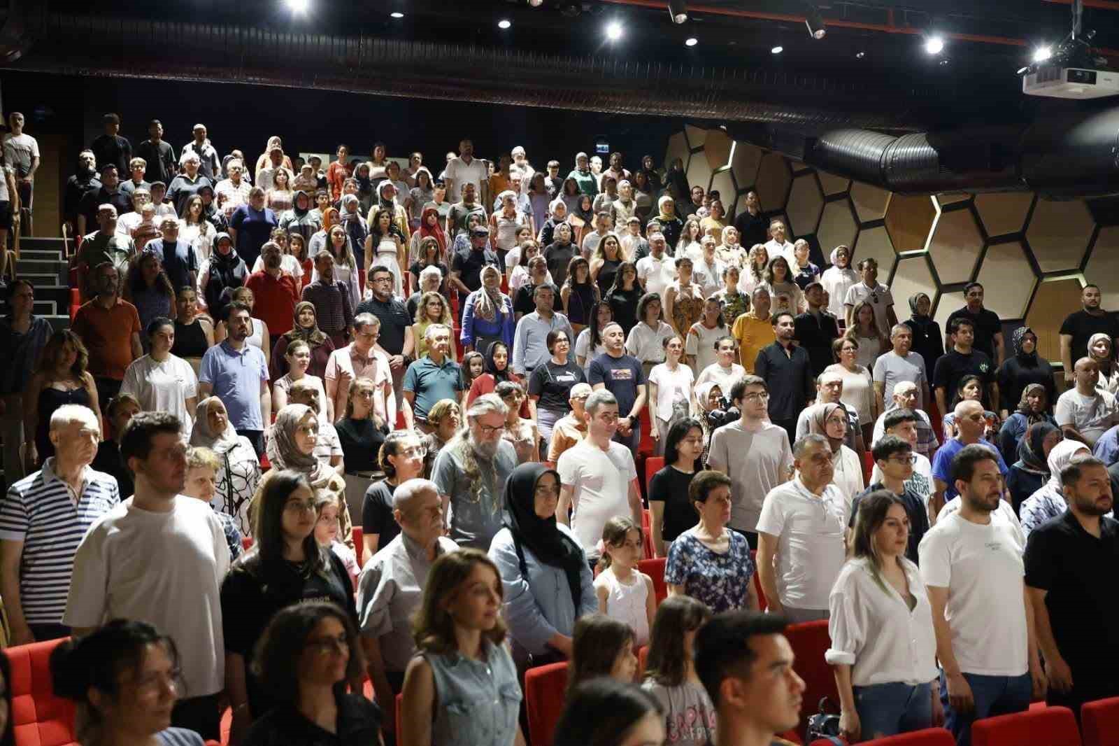 MERKEZEFENDİ BELEDİYESİ KENT TİYATROSU’NDA YILSONU HEYECANI