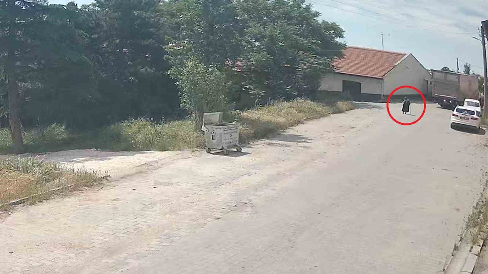 KAMYONUN ÇARPTIĞI YAŞLI KADIN HAYATINI KAYBETTİ: FECİ KAZA KAMERADA