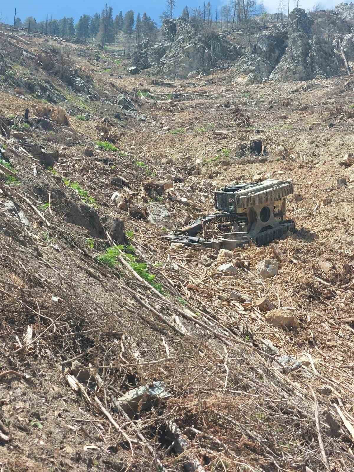 DEVRİLEN İŞ MAKİNESİNİN ALTINDA KALAN OPERATÖR HAYATINI KAYBETTİ