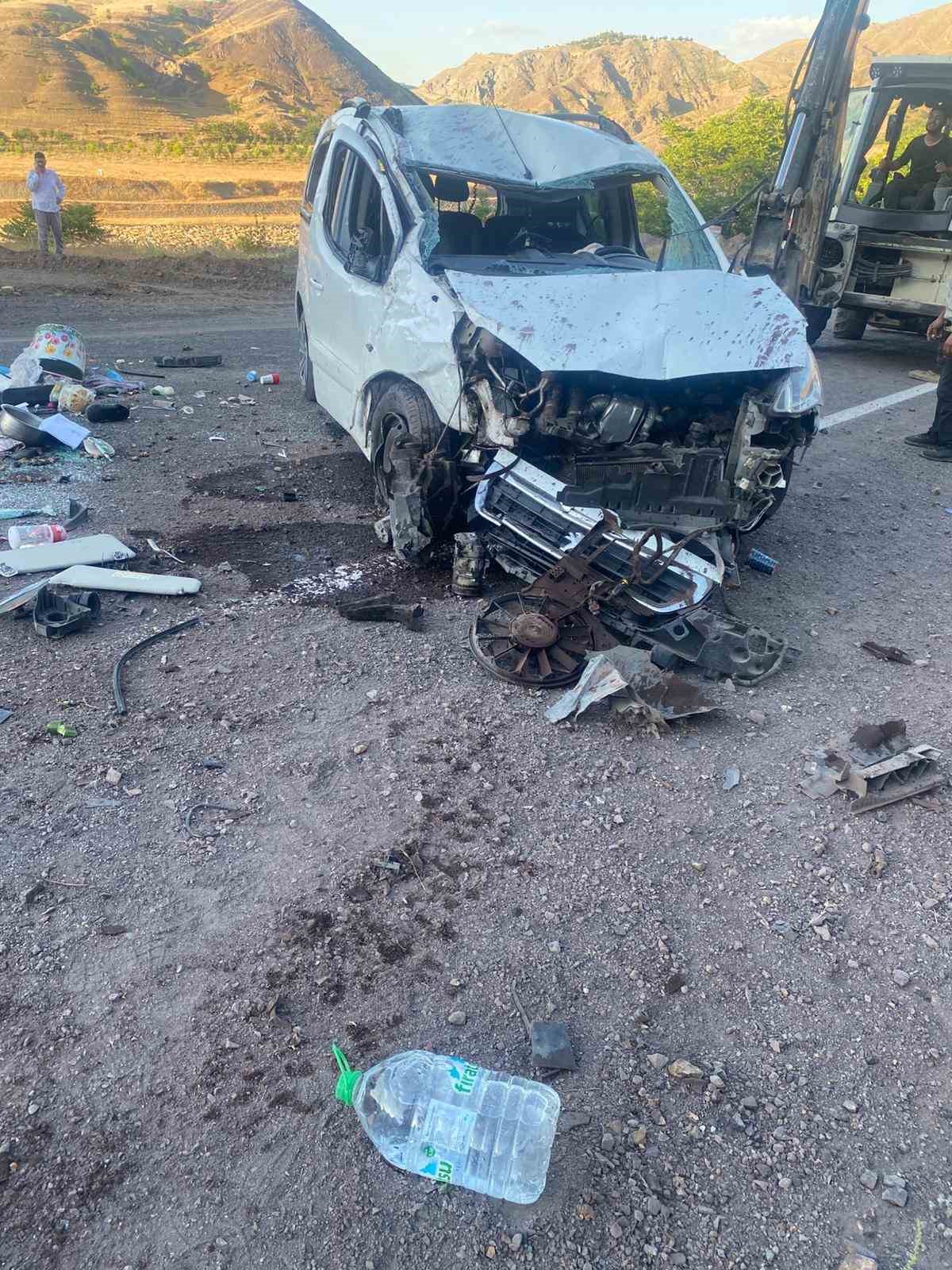 ELAZIĞ’DA HAFİF TİCARİ ARAÇ TAKLA ATTI: 5 YARALI