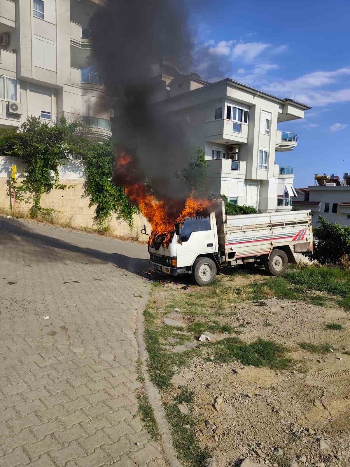 ALANYA’DA PARK HALİNDEKİ KAMYONETTE ÇIKAN YANGIN SÖNDÜRÜLDÜ