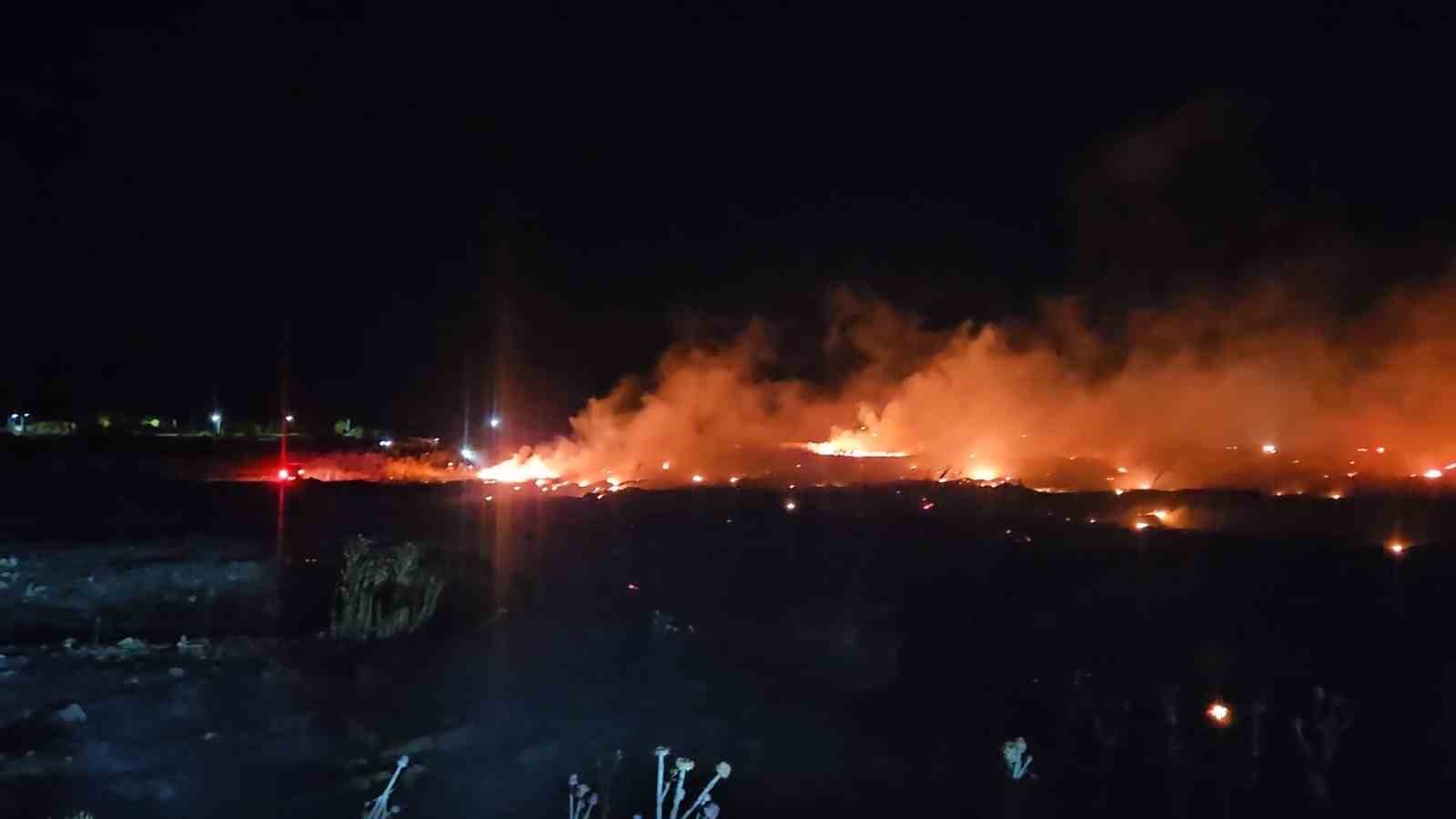 BURHANİYE’DE KORKUTAN ÖRTÜ YANGINI