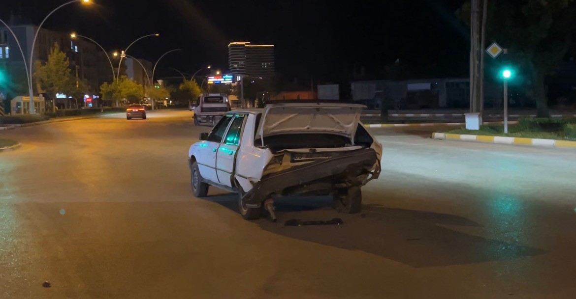ÇORUM’DA KAZAYA KARIŞAN SÜRÜCÜ ARACINI BIRAKIP KAÇTI