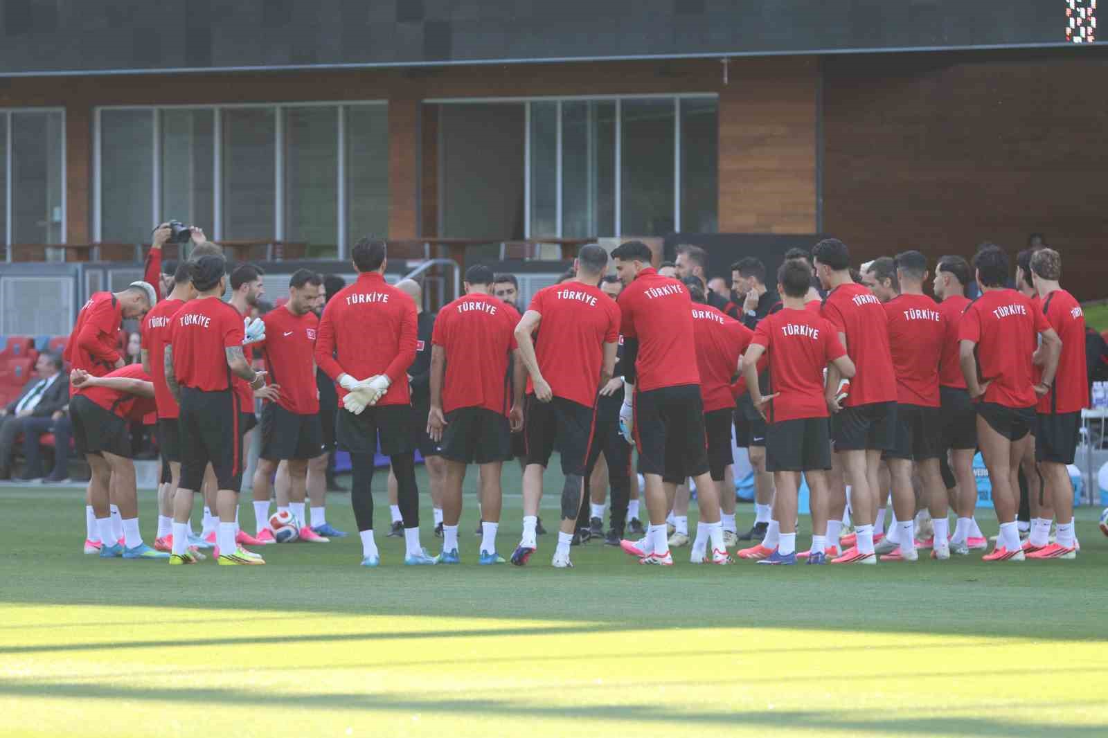A MİLLİ FUTBOL TAKIMI, PARAGUAY MAÇI HAZIRLIKLARINI TAMAMLADI