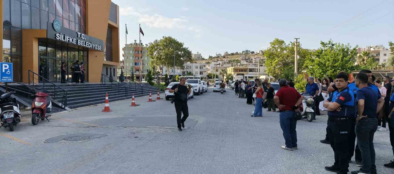 MERSİN’İN SİLİFKE BELEDİYESİ’NE OPERASYON: BAŞKAN DAHİL ÇOK SAYIDA İSME GÖZALTI
