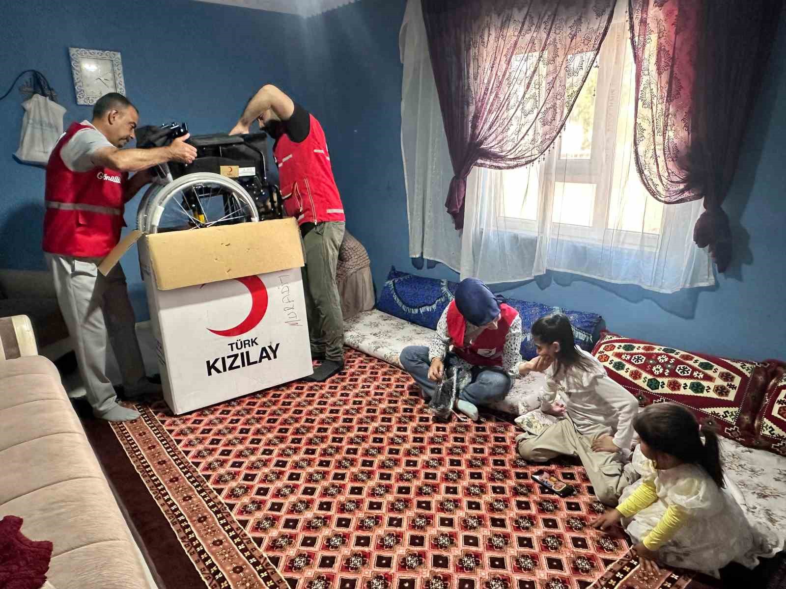 KIZILAY’DAN ÖZEL BİREYLERE TEKERLEKLİ SANDALYE DESTEĞİ
